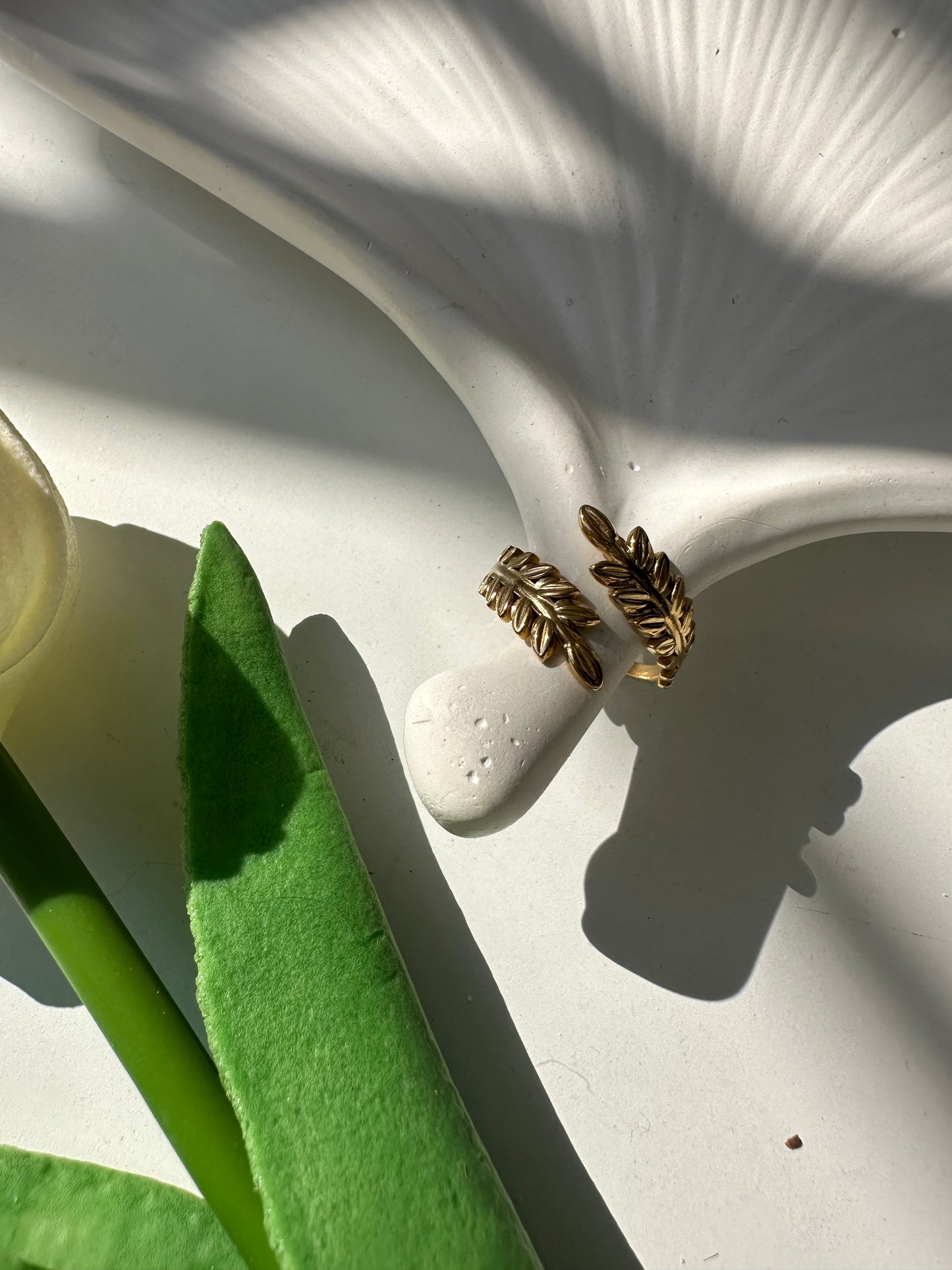 Leafy pattern ring