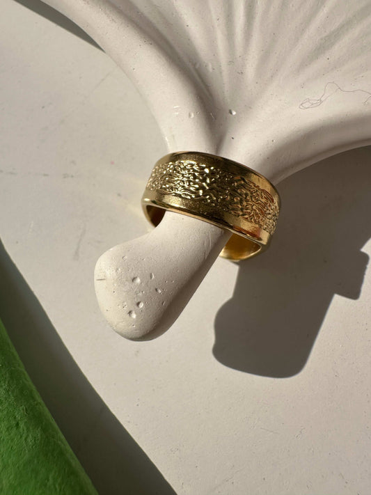 Hammered adjustable ring
