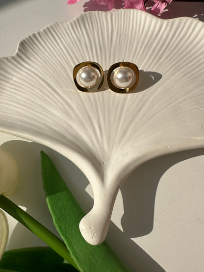 Anti-tarnish pearl earrings