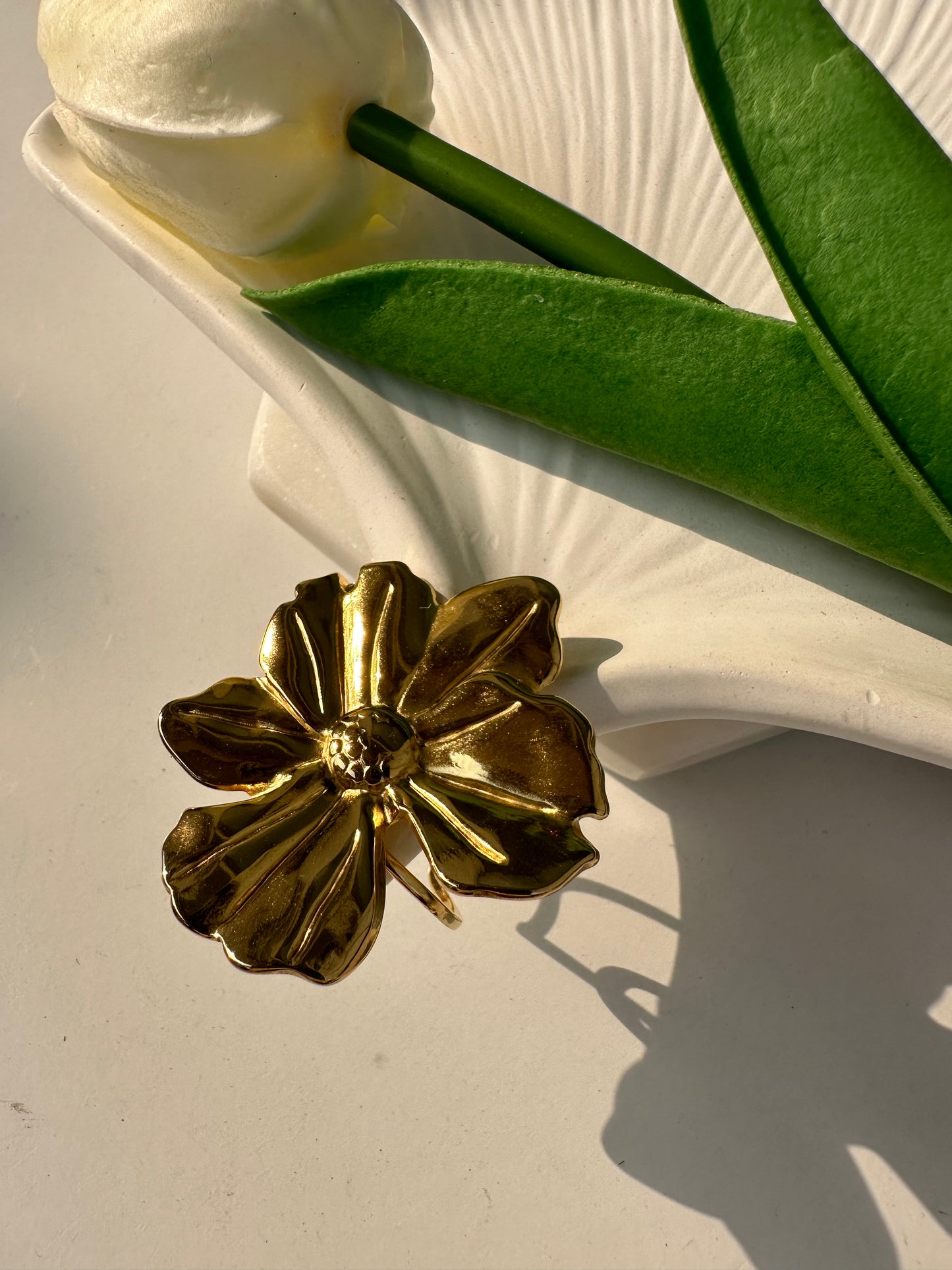 Adjustable chunky flower ring