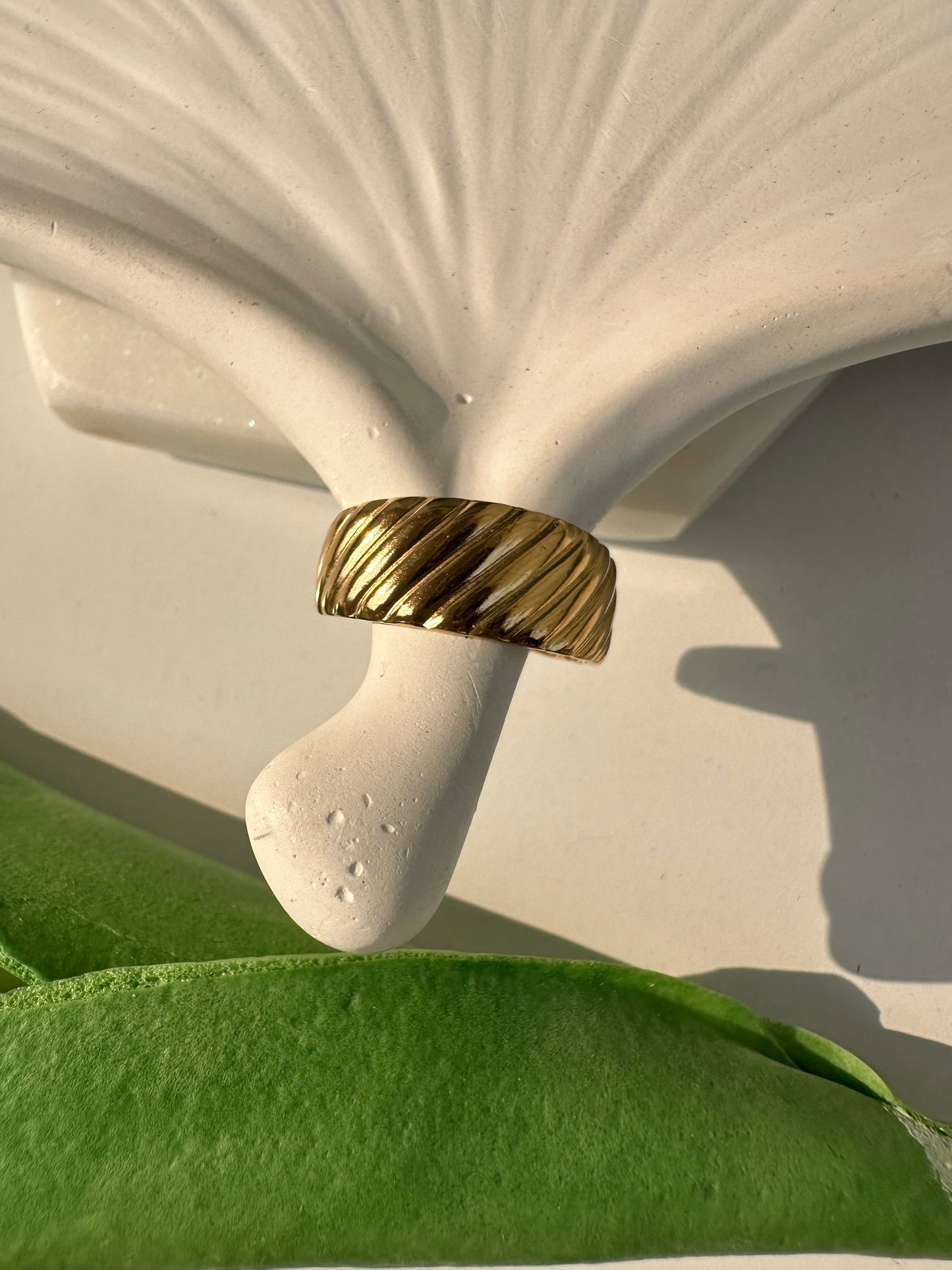 Solid anti-tarnish adjustable ring