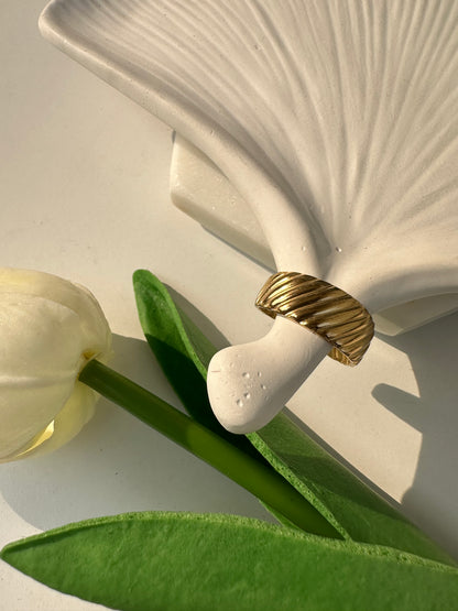 Solid anti-tarnish adjustable ring
